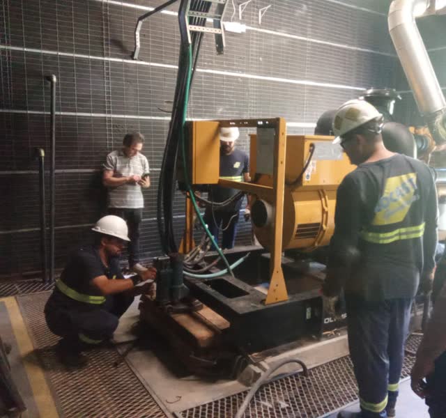Equipe da Locast posicionando gerador em sala de máquinas